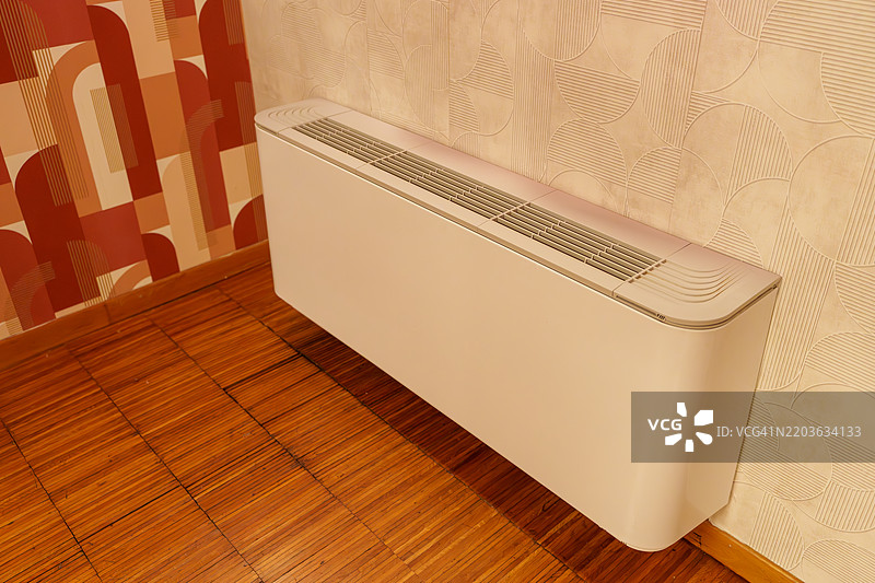 现代供暖系统为铺有镶木地板和壁纸的房间提供温暖图片素材