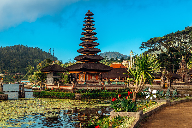 巴厘岛布拉乌伦达努寺位于宁静的布拉坦湖畔图片素材