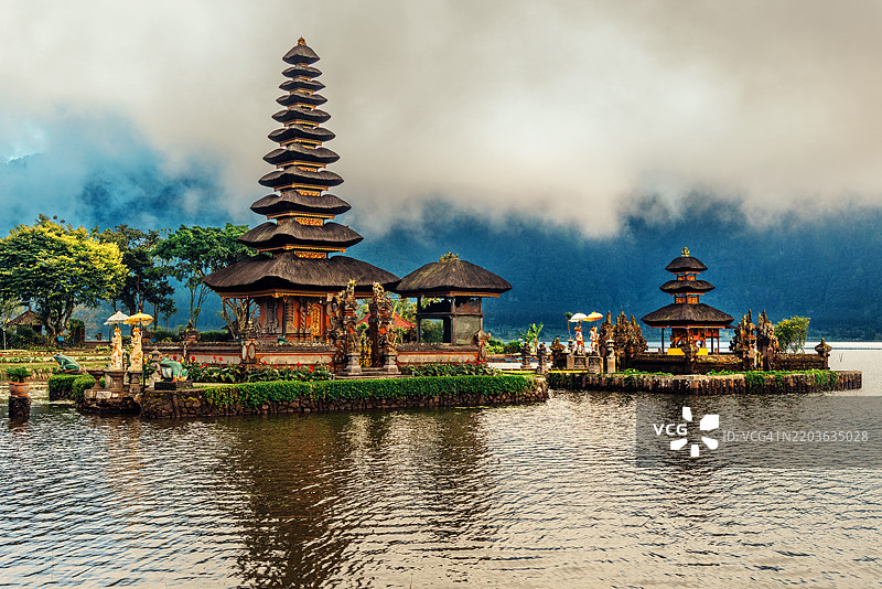 巴厘岛布拉坦湖上的普拉乌伦达努寺庙与壮丽的自然风光图片素材