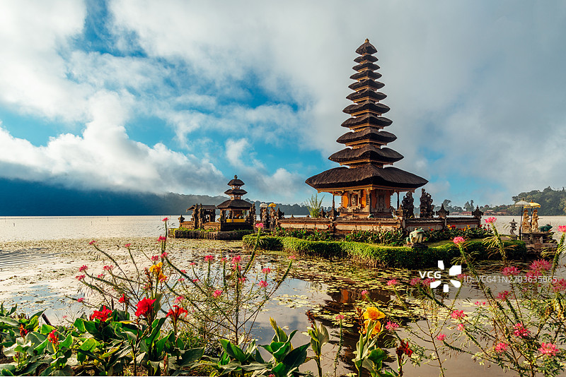 布拉乌伦达努布拉坦寺被宁静的湖泊和郁郁葱葱的植物环绕图片素材