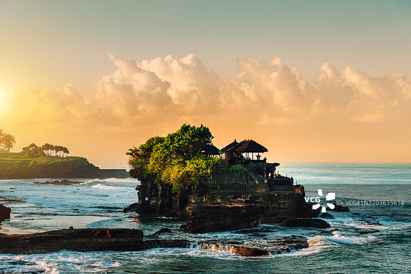 印度尼西亚巴厘岛美丽的日落下的普拉坦哈洛特寺图片素材