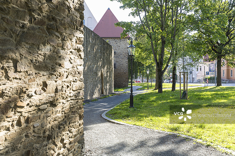 德国萨克森州弗赖贝格的古城墙、黄狮塔和粮仓图片素材