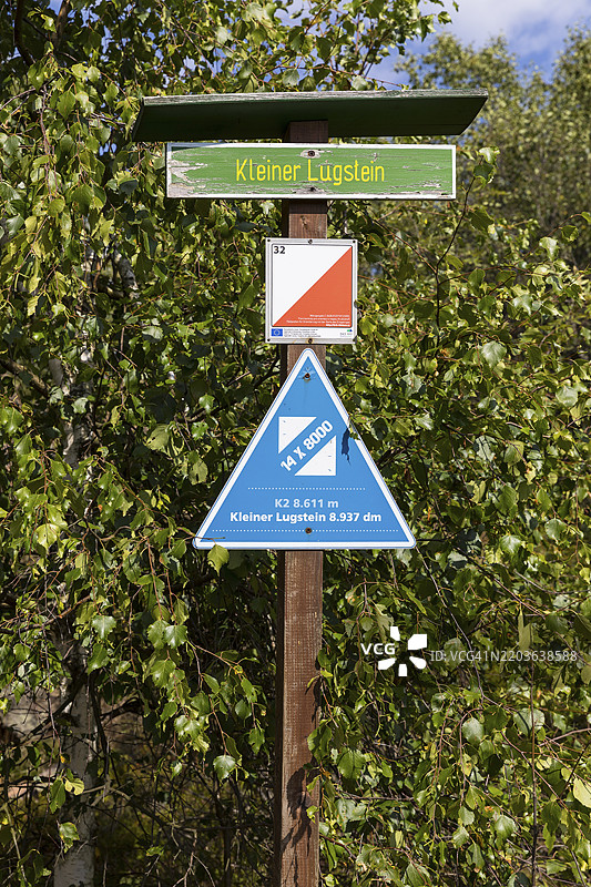 小卢格斯坦标志,带有广告牌,宣传位于德国萨克森州辛瓦尔德的奥斯特尔茨基山脉,海拔8000米的14座山峰图片素材