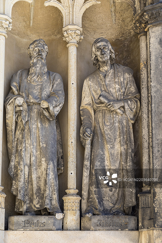 福尔贝格，萨克森州，德国，欧洲的圣詹姆斯教堂入口处的大型人物：圣保罗和圣詹姆斯。图片素材