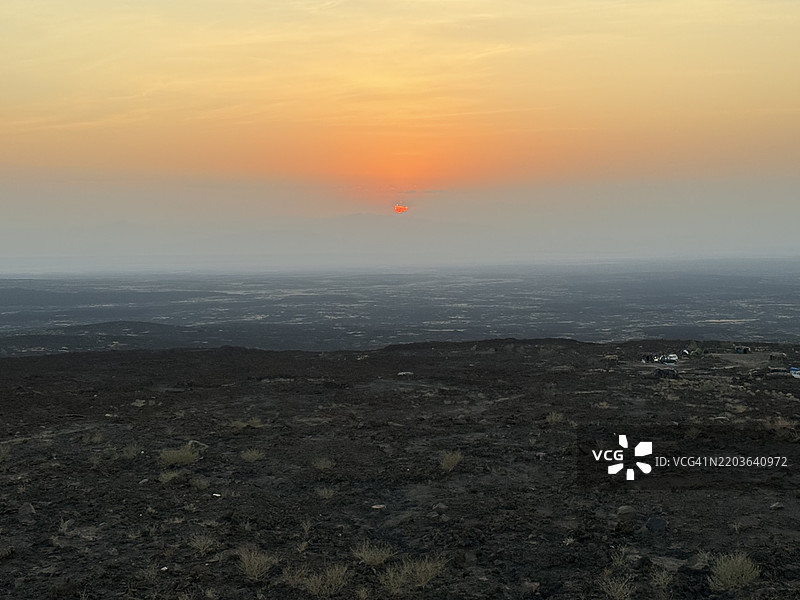 日落时分，埃塞俄比亚阿法尔地区阿夫德拉的天空下的风景。图片素材