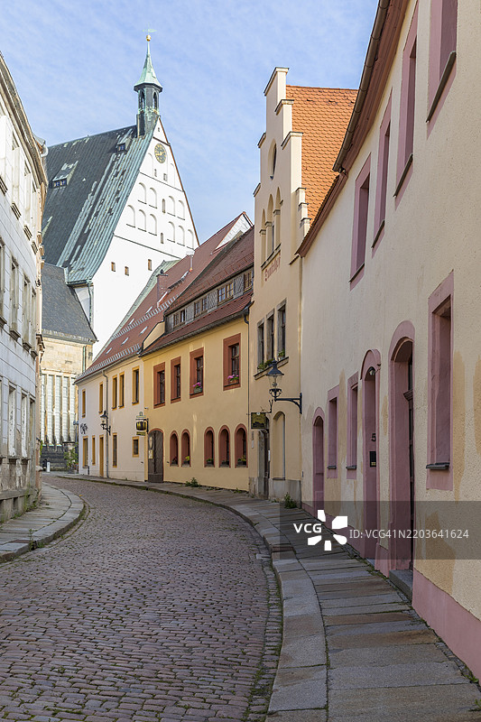 历史悠久的克鲁兹巷，俯瞰德国萨克森州弗赖贝格的大教堂，欧洲图片素材