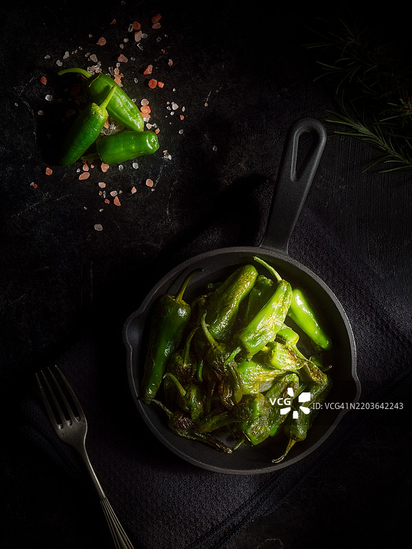 高角度视图的蔬菜在烹饪锅中图片素材