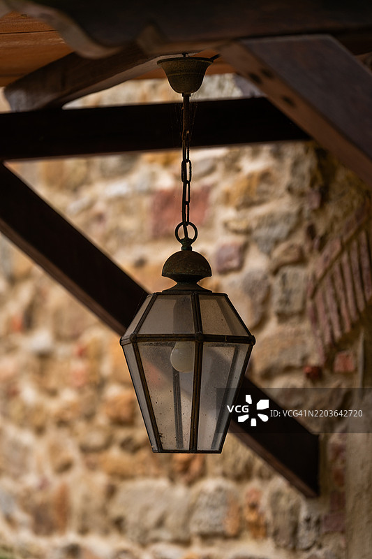 木梁下悬挂的灯笼与石墙背景图片素材