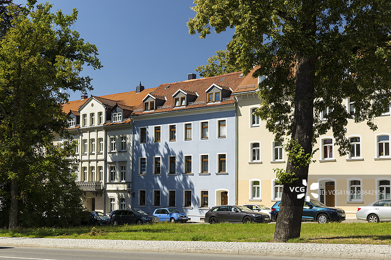 德国萨克森州弗赖贝格老城区繁忙主干道旁的霍恩街住宅楼图片素材