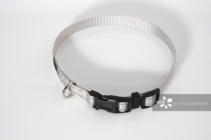 白色背景下的手链特写图片素材