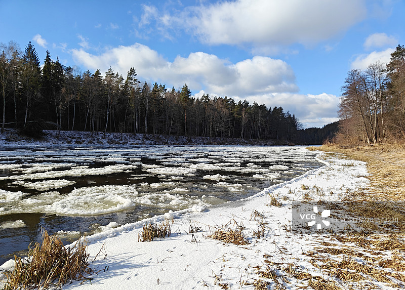 上游的涅里斯卡尔马津涂鸦小道卡尔马津认知步道图片素材
