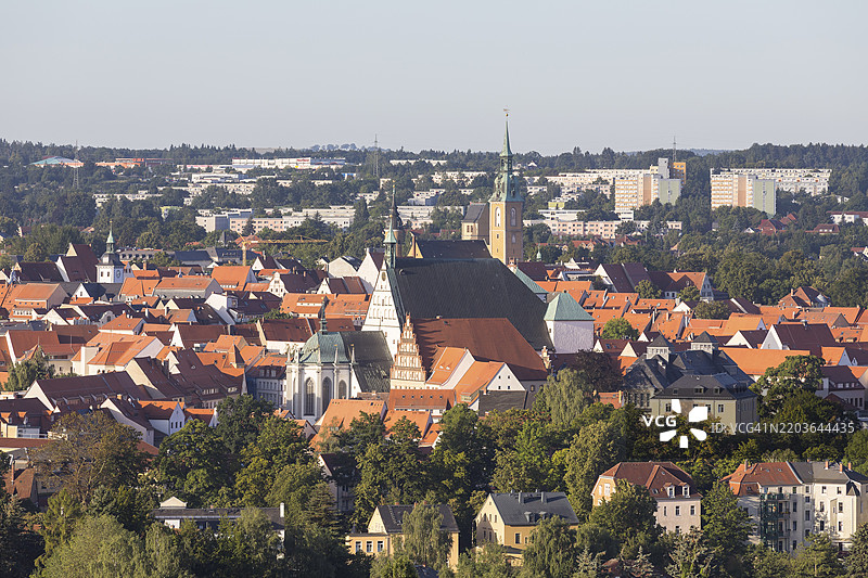 从东北方向俯瞰城市，老城区有大教堂和圣彼得教堂，德国萨克森州弗赖贝格，欧洲图片素材