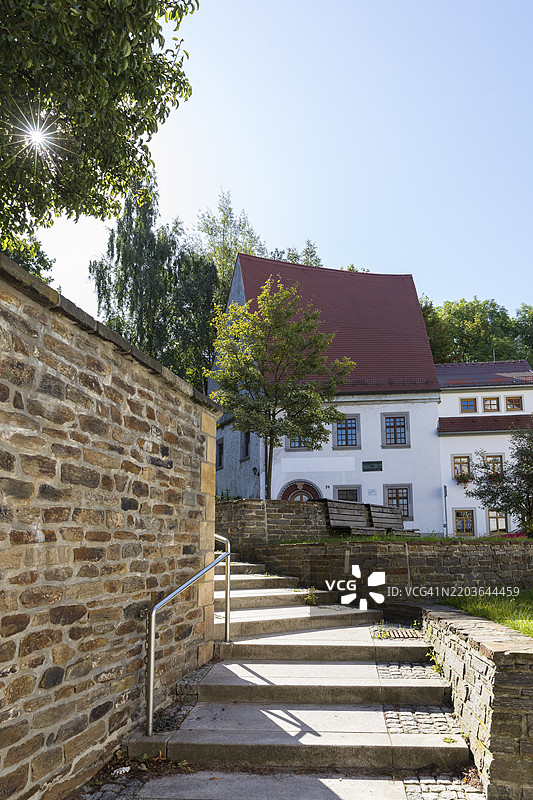 贝尔格街，水塔，背景是一座历史建筑，弗赖贝格的采矿始于1168年，弗赖贝格，萨克森州，德国，欧洲图片素材