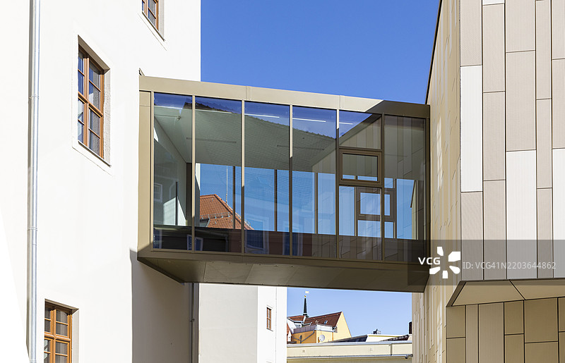 位于德国萨克森州弗赖贝格历史市中心赫尔德豪斯的海布纳街新城市档案馆的建筑连接过渡区图片素材