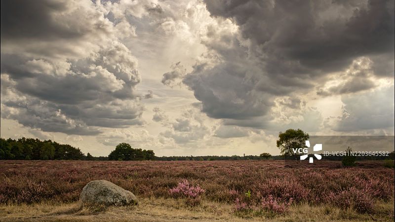 云雾缭绕的天空下的田野美景图片素材