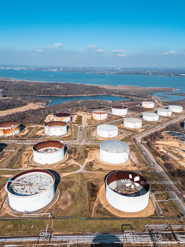 南安普敦福利的石油炼油厂储油罐，航拍图像图片素材