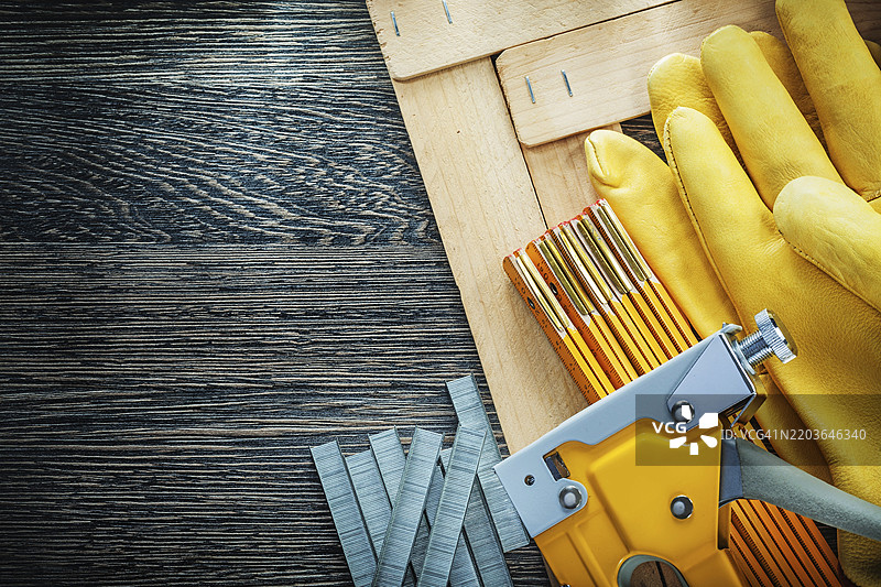 建筑用订书机、木质米尺、工作手套图片素材