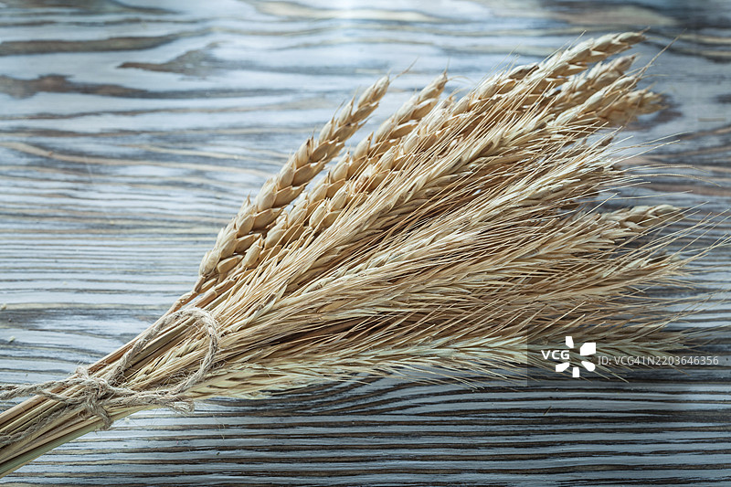 一束麦穗放在复古木板上图片素材