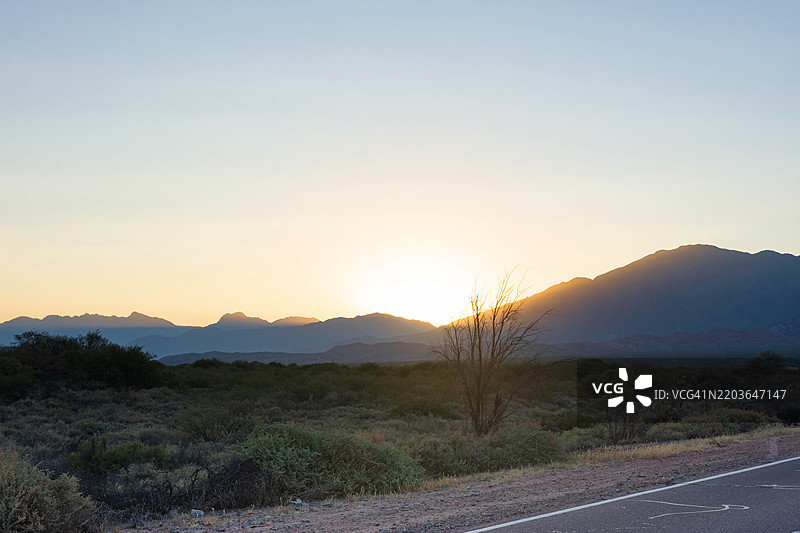阿根廷萨尔塔省卡法亚特68号公路沿线的沉积山脉晨曦图片素材