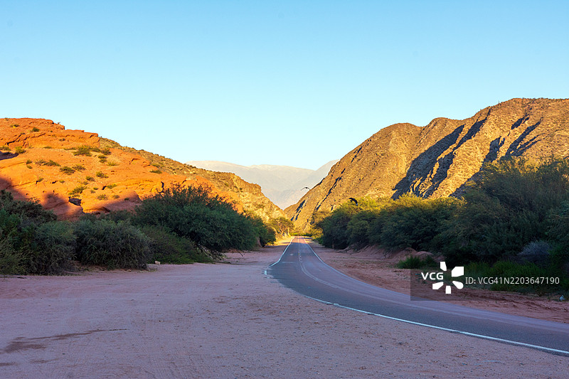 阿根廷萨尔塔省卡法亚特68号公路沿线的沉积山脉晨曦图片素材