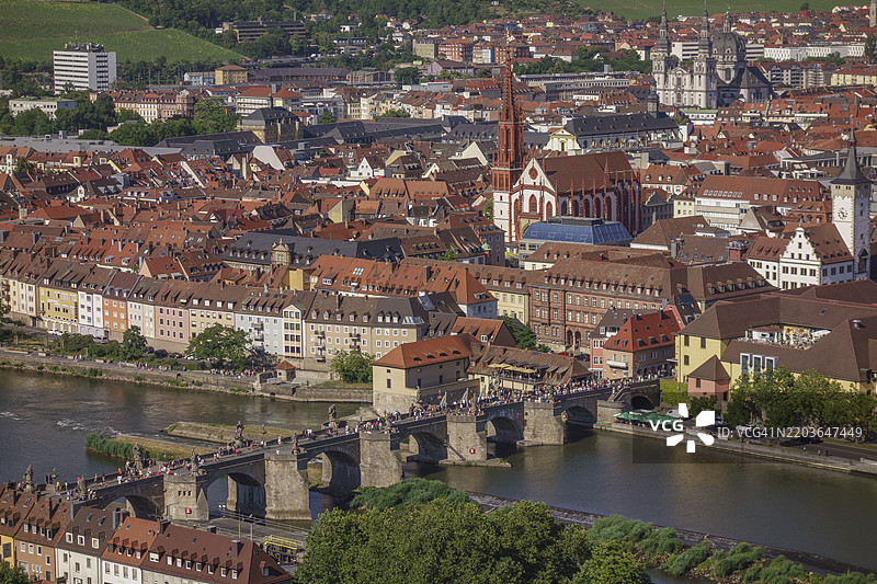德国巴伐利亚州维尔茨堡的城市景观，河流、桥梁、红色屋顶和中央的教堂。图片素材