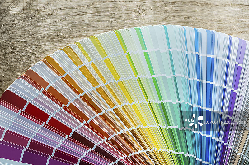 木制米尺上的潘通色卡扇图片素材