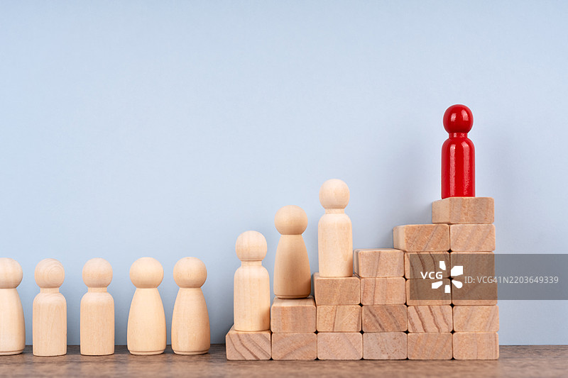 红色木制小雕像攀登台阶 - 成功之旅图片素材