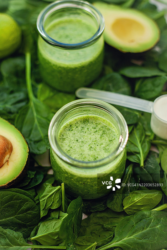 奶油绿色胶原蛋白奶昔，有助于肠道修复，富含必需的维生素和矿物质图片素材