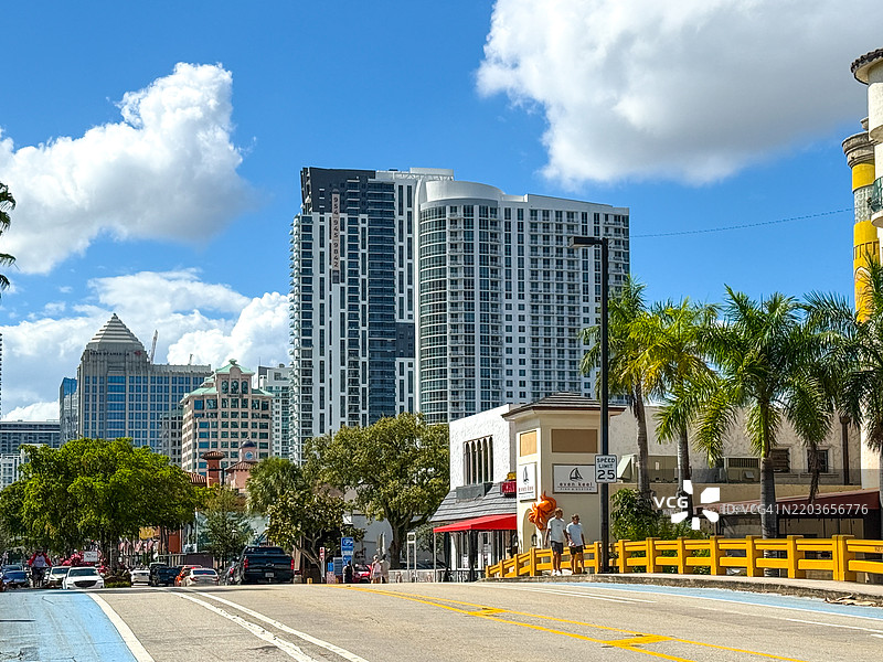 人们在劳德代尔堡的运河桥上行走图片素材