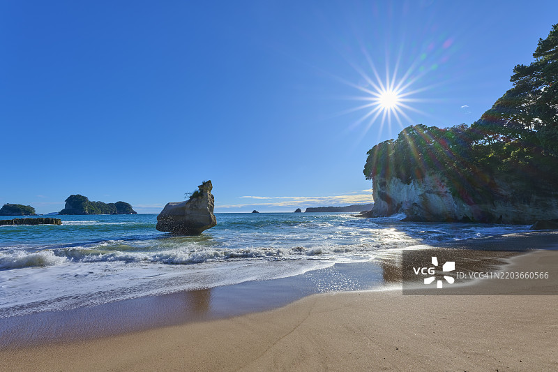 夏季阳光下的海滩，卡瑟德尔湾，科罗曼德，坎特伯雷，新西兰北岛图片素材