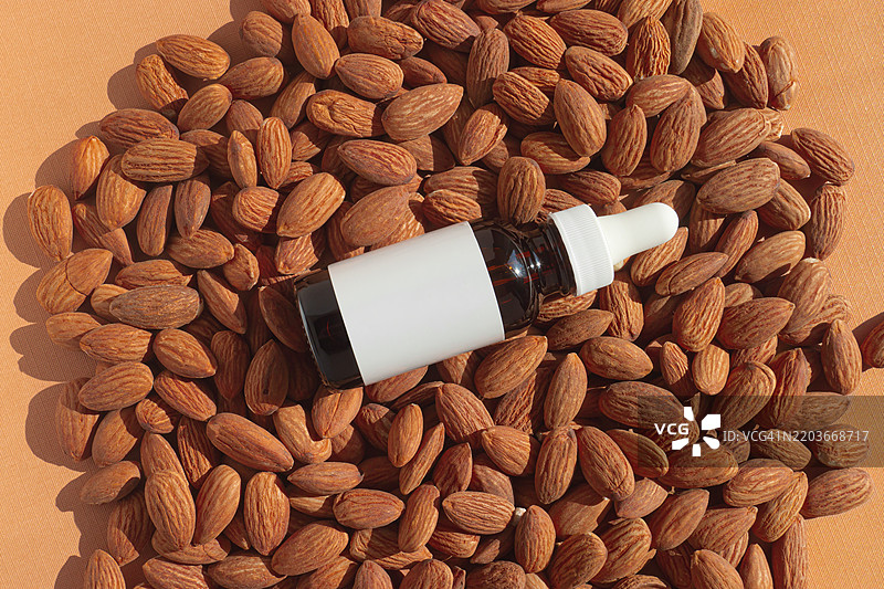 杏仁和滴管精华瓶图片素材