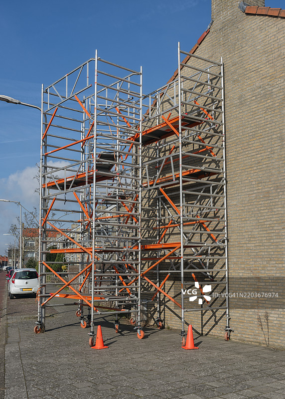 建筑脚手架在 sidewalk 上搭建。图片素材