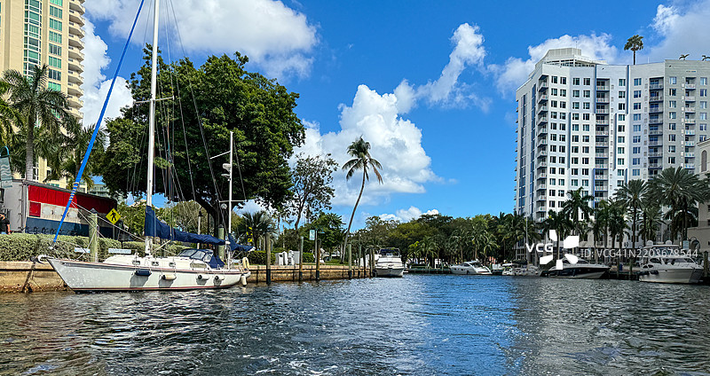 劳德代尔堡新河上的游艇图片素材