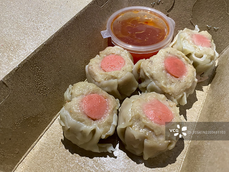 食品盒中的虾饺图片素材