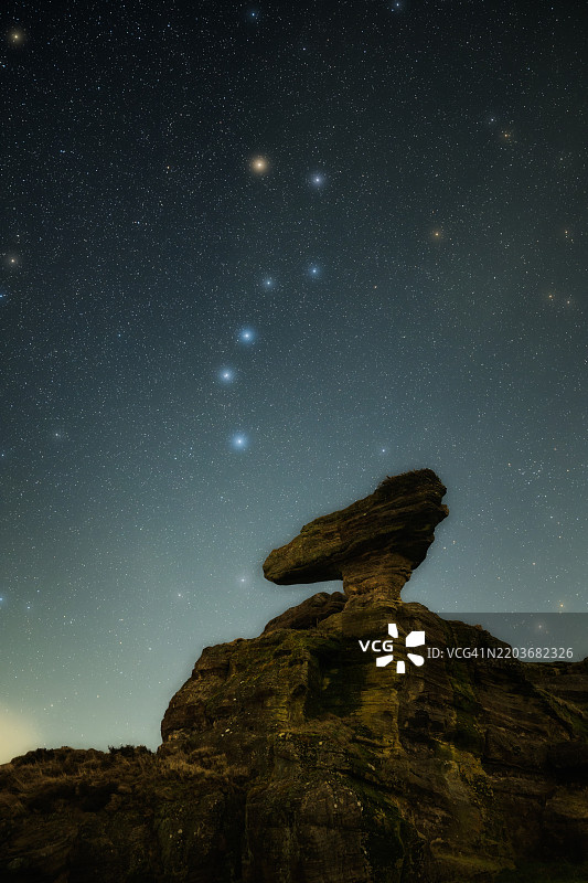 在苏格兰的巴内特石岩层上方的北斗七星图片素材
