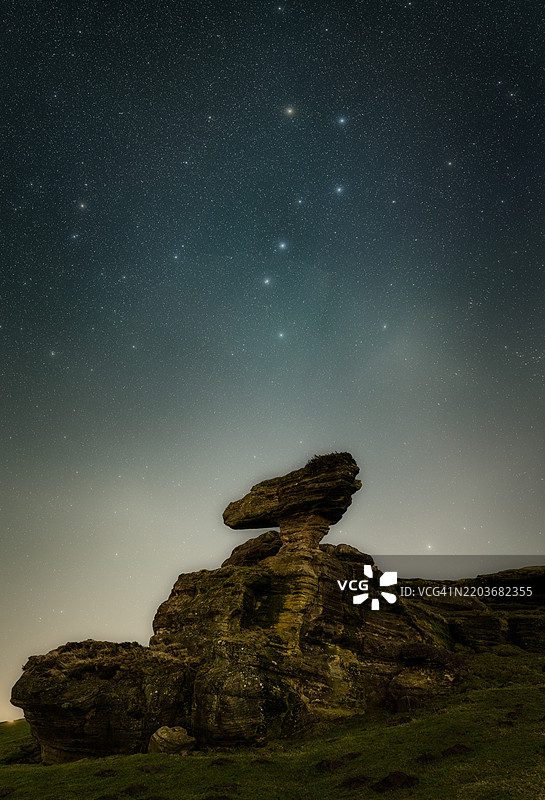 在苏格兰的布内特石岩层上方的北斗七星/大斗星图片素材