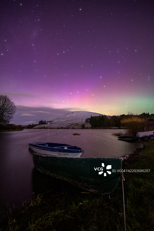 格伦德文的船只上空的极光图片素材