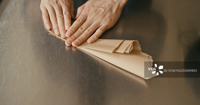 制作烹饪用的圆形饼状物图片素材