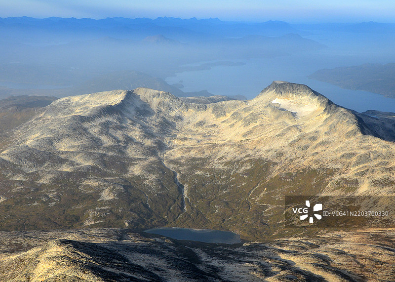 阿拉斯加科迪亚克国家野生动物保护区上空的卡特迈山火山灰覆盖的山脉。图片素材