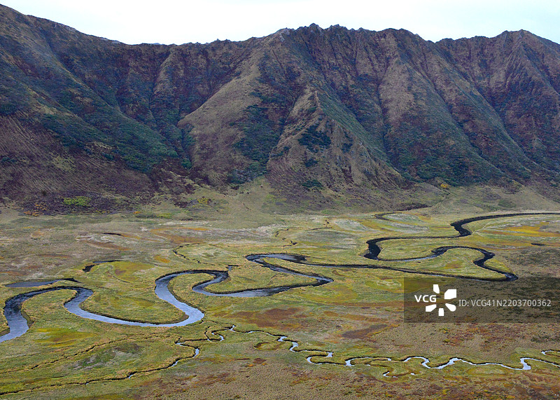 阿拉斯加科迪亚克国家野生动物保护区秋季的曲折河流和山脉。图片素材