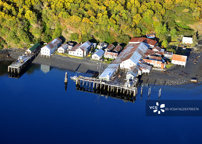 阿拉斯加科迪亚克岛乌亚克湾的老公园罐头厂和码头在秋季的景象图片素材