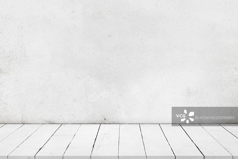 空旷的工作室，木质白色地板，顶部是混凝土墙。图片素材