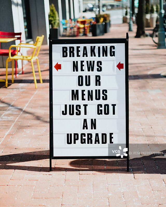 餐厅外的路边招牌图片素材