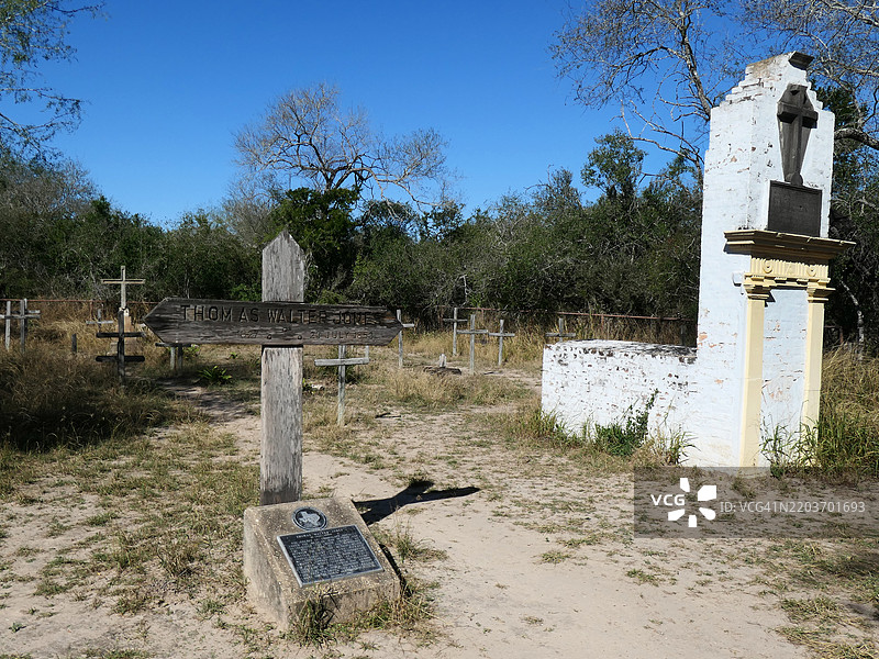 德克萨斯州圣安娜国家野生动物保护区的贝尼尼奥·利亚尔家族历史墓地图片素材