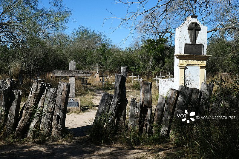 德克萨斯州圣安娜国家野生动物保护区的贝尼尼奥·利亚尔家族历史墓地图片素材