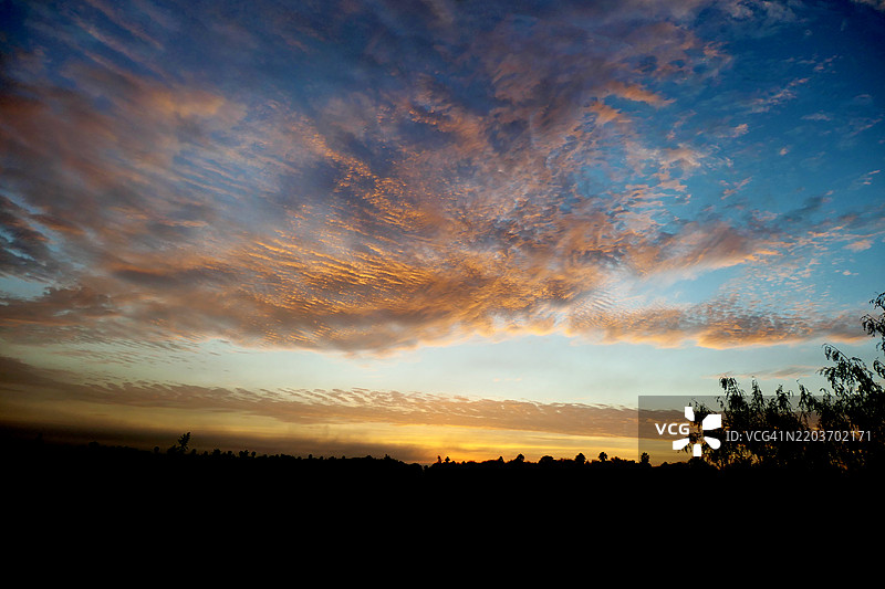 德克萨斯州圣安娜国家野生动物保护区的日出。图片素材