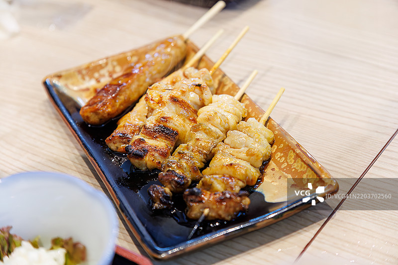 美味的烤鸡串拼盘。图片素材