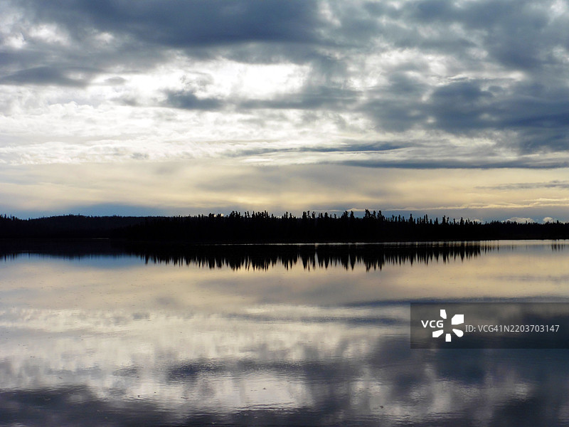 阿拉斯加基奈国家野生动物保护区的湖泊与岛屿倒映着云彩图片素材