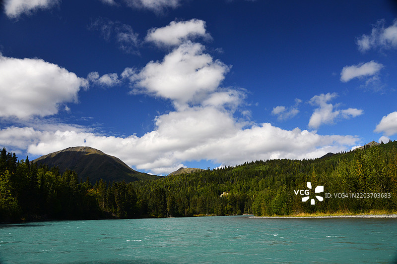 阿拉斯加肯奈国家野生动物保护区的冰川肯奈河上空的山脉和云彩图片素材