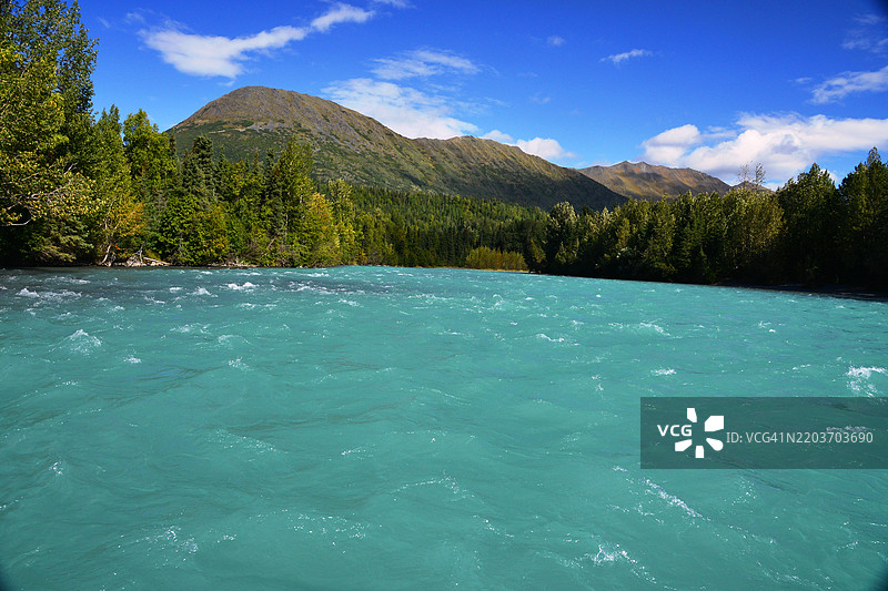 阿拉斯加肯奈国家野生动物保护区的冰川肯奈河上空的山脉和云彩图片素材